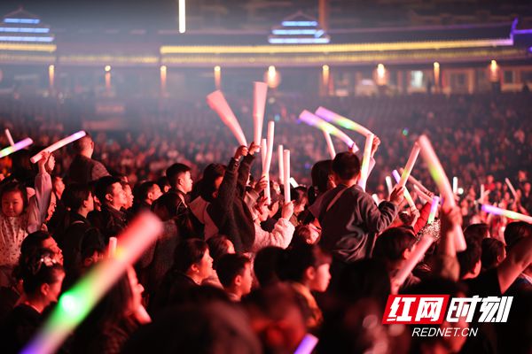 关于现场气氛：场馆座无虚席，球迷热情高涨！的信息