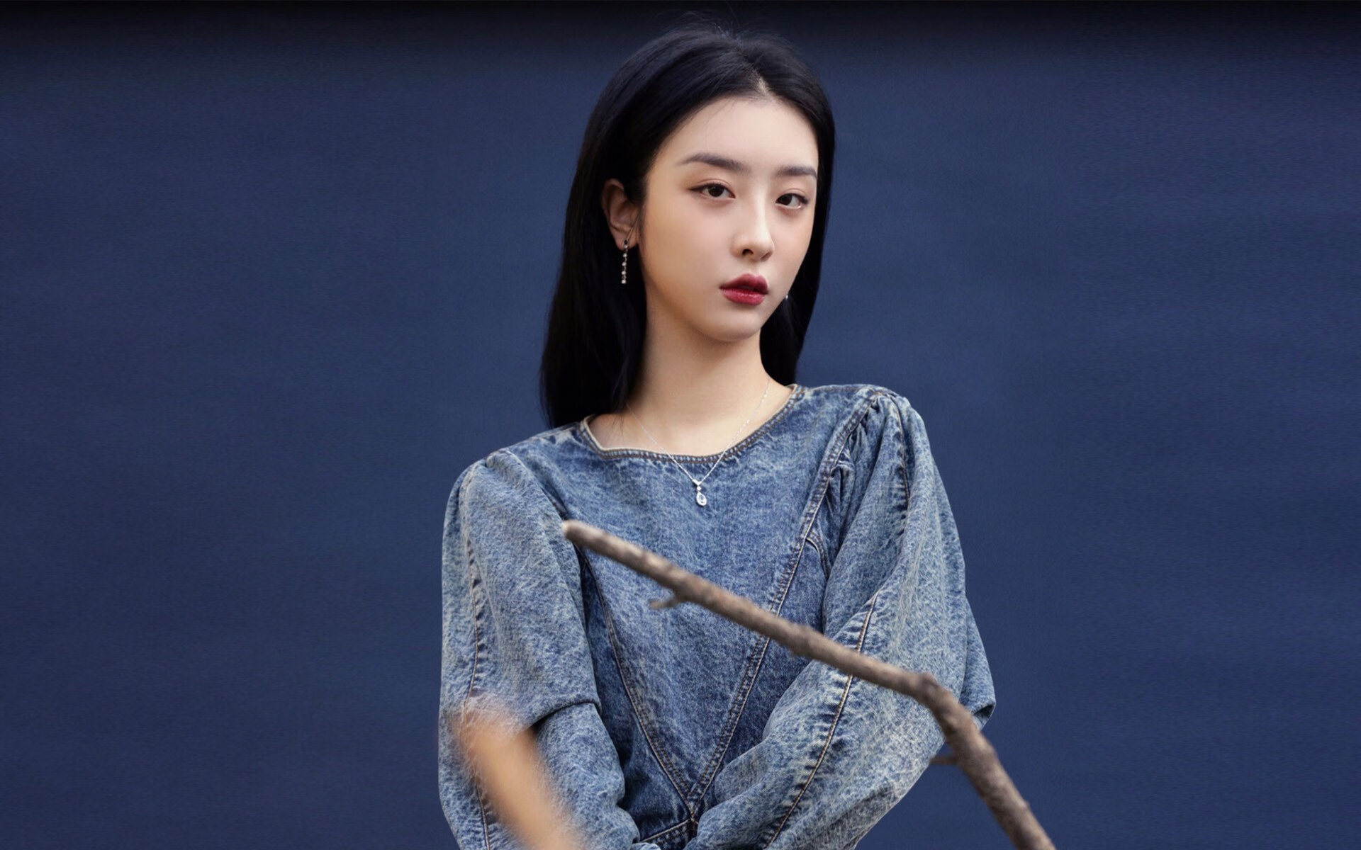 李佳蔓在射箭世界杯总决赛中夺得女子反曲弓冠军，射箭运动员李佳伦