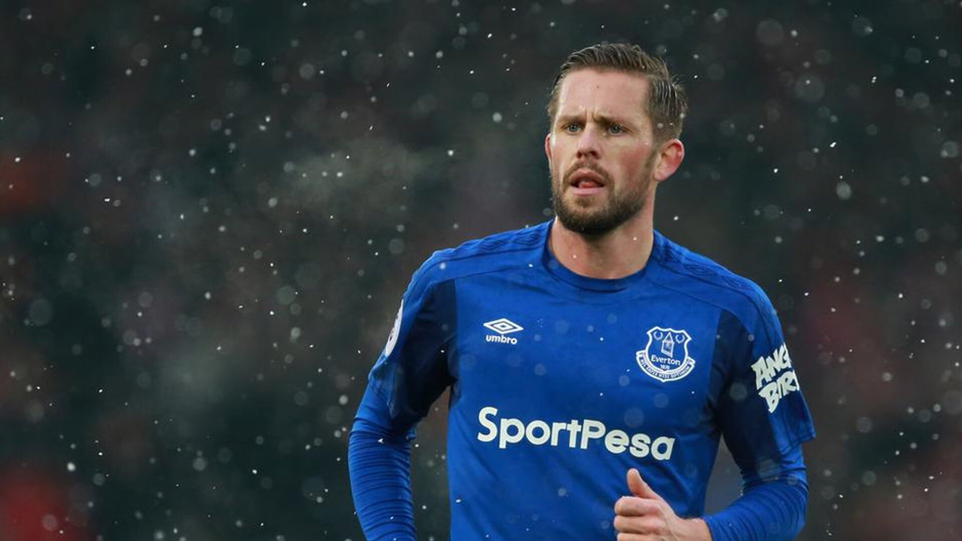 “球队激烈拼杀，战术创新助力攻势突围”